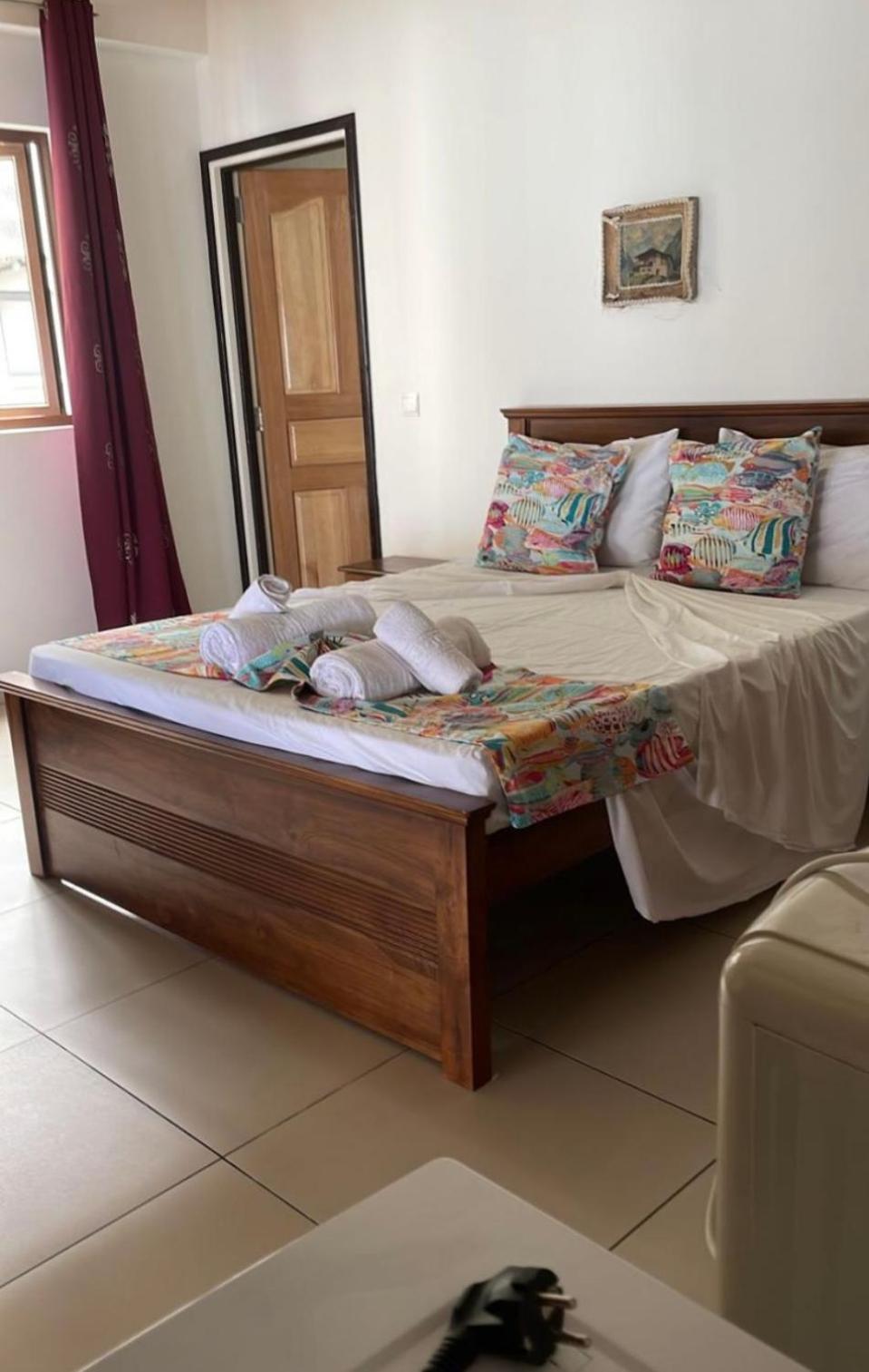 Hyde-Tide Guesthouse Ла-Диг Экстерьер фото